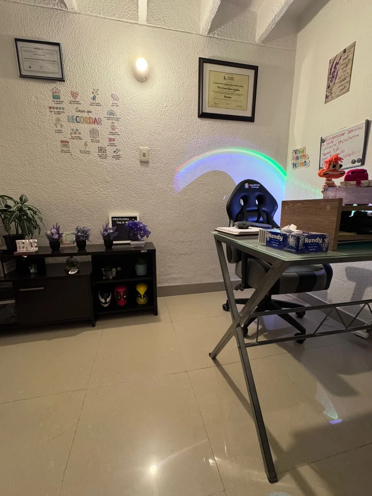 Espacio terapéutico cálido y seguro para sesiones de psicología en Bogotá